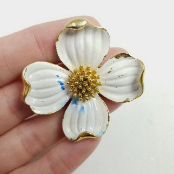Vintage Crown Trifari White Enamel and Gold Tone Flower Brooch, Signed Stained - Picture 7 of 8